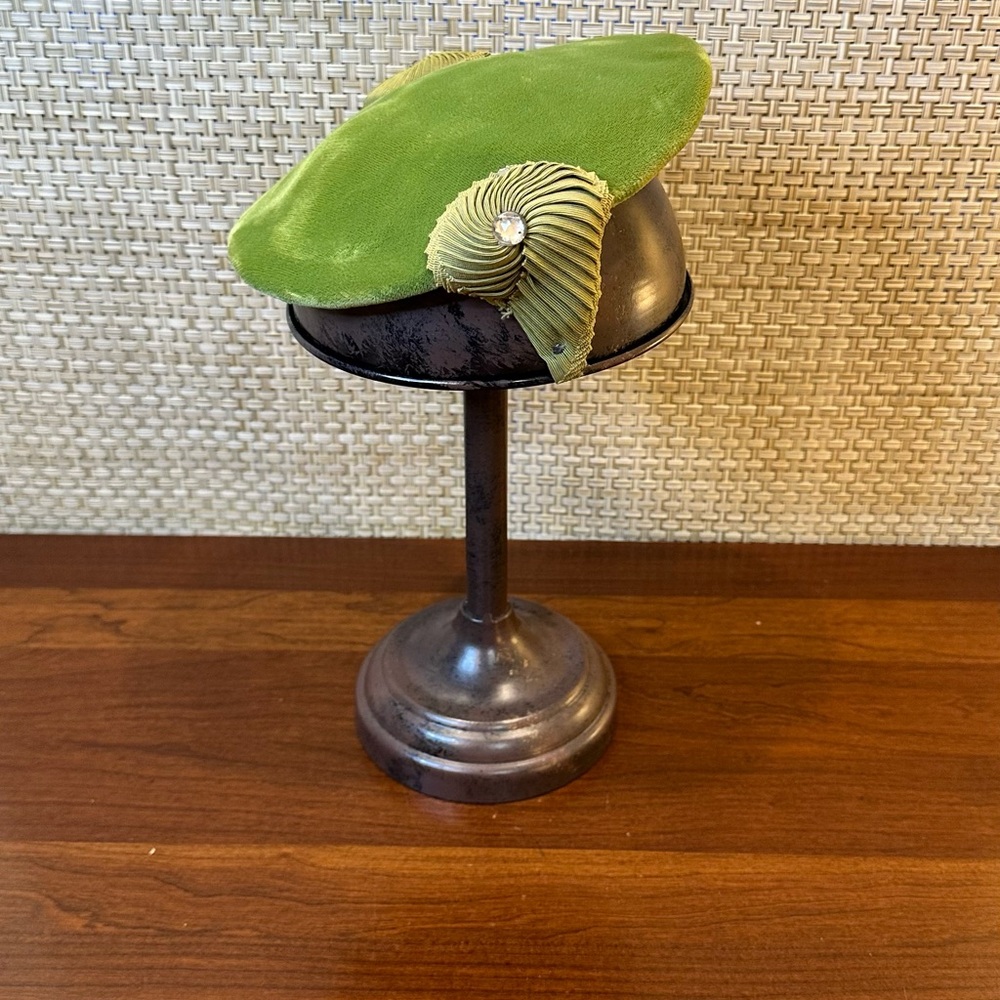 🌟HP🌟VTG 1940-50s Avocado Green Velvet Pillbox Capulet Hat Rhinestones Pleating